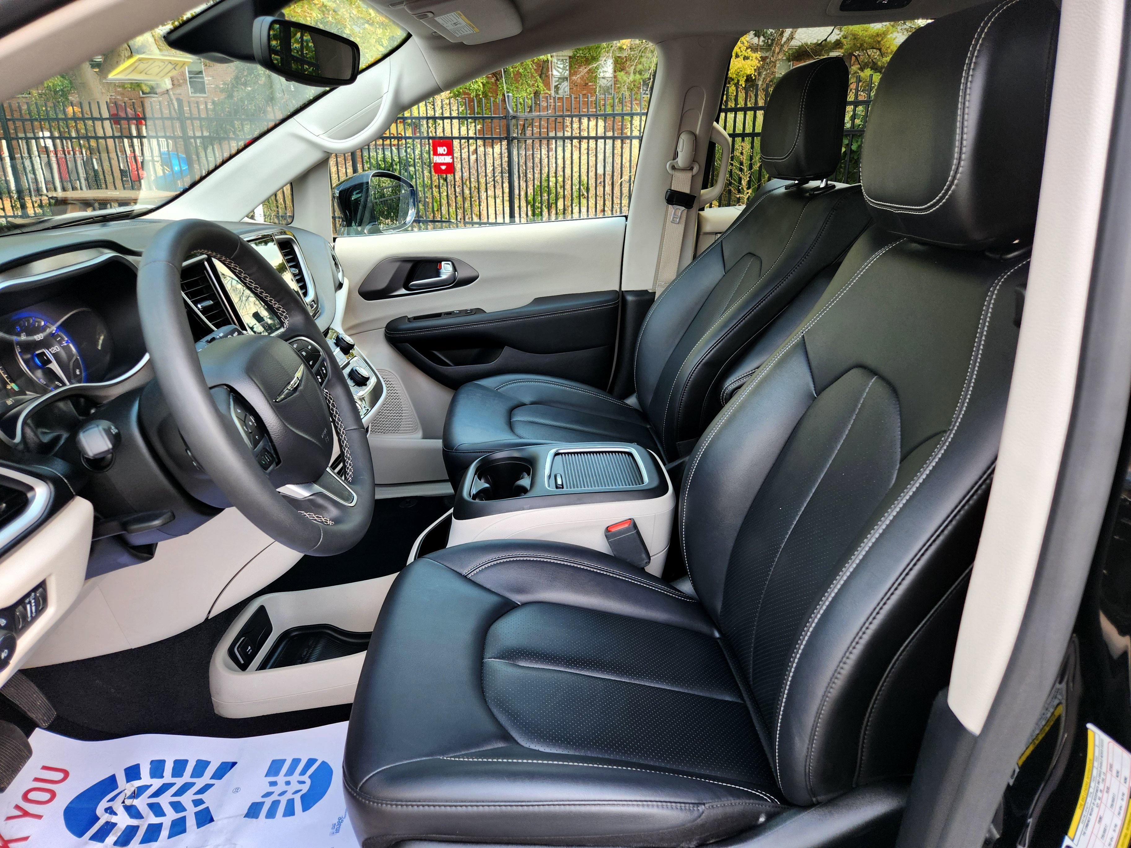 Used 2024 Chrysler Pacifica Touring-L image 17