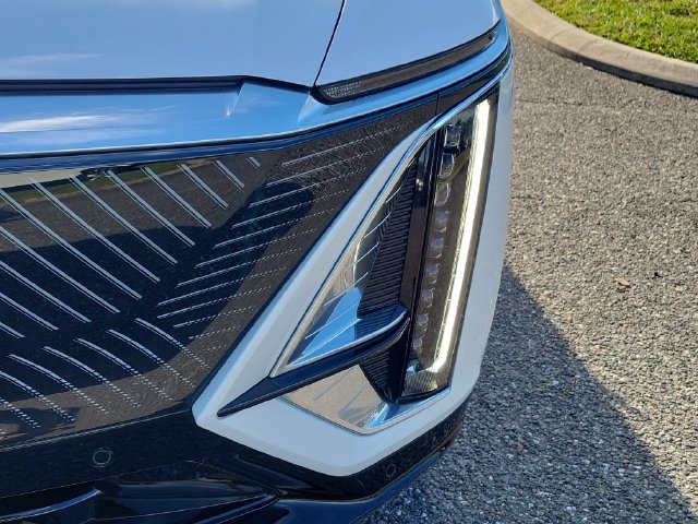 Used 2024 Cadillac Lyriq Luxury AWD/4WD image 7