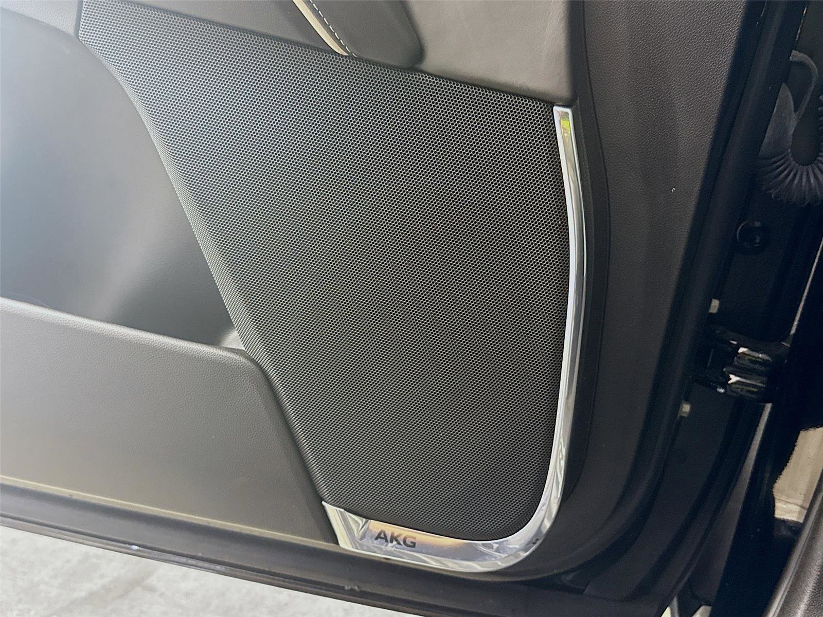 Used 2023 Cadillac Escalade ESV Premium Luxury Platinum image 10