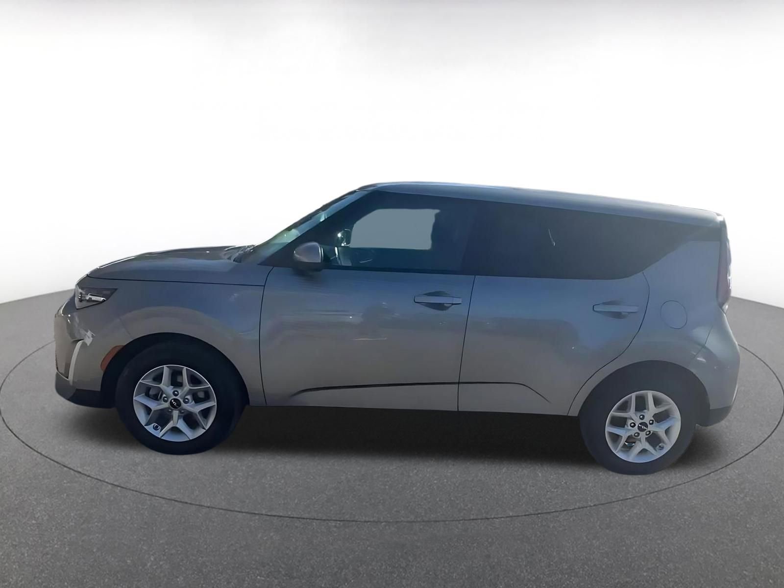 Used 2025 Kia Soul LX w/ LX Technology Package FWD image 9