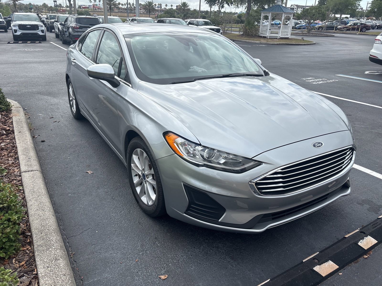 Used 2020 Ford Fusion SE FWD image 1