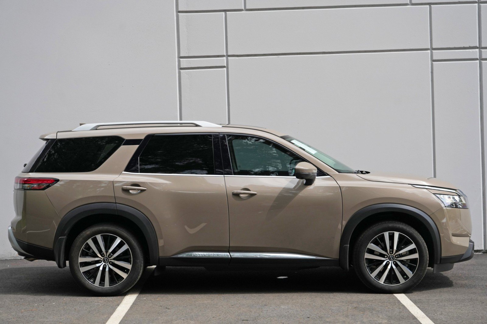 Used 2024 Nissan Pathfinder Platinum FWD image 54