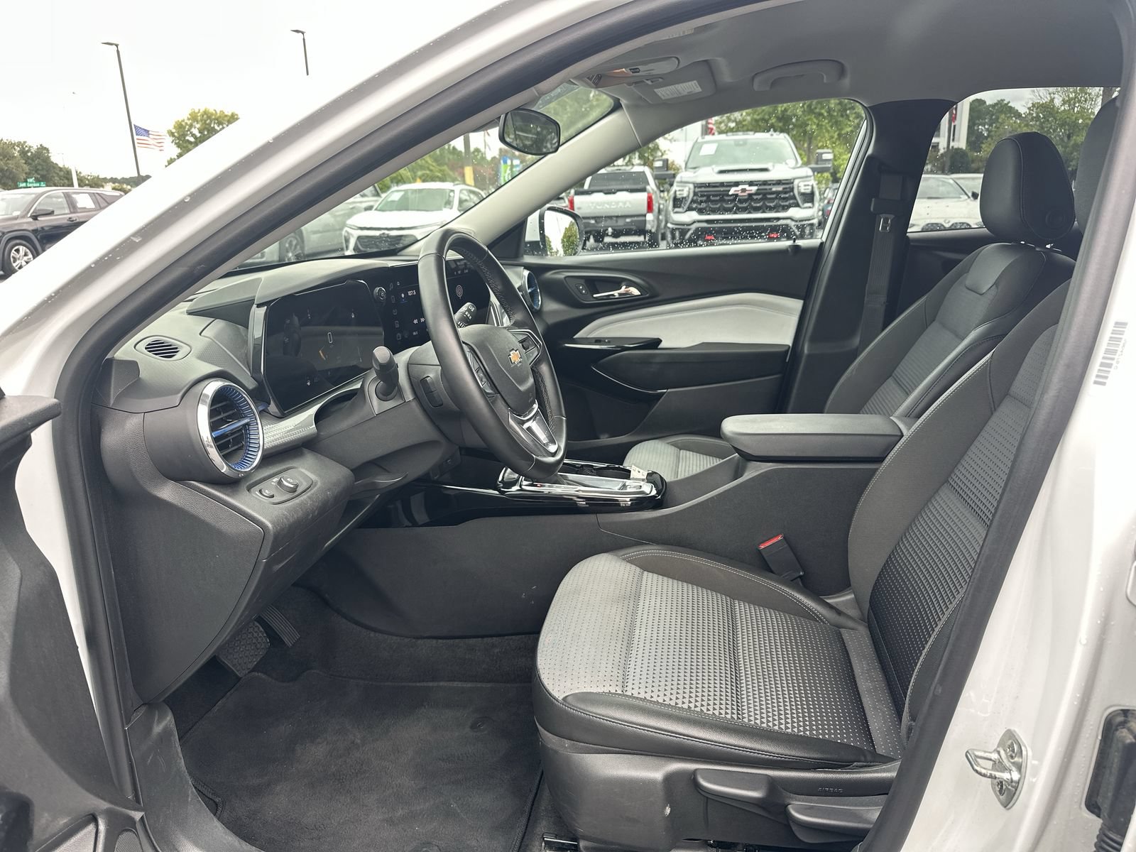 Used 2025 Chevrolet Trax LT w/ LT Convenience Package FWD image 16