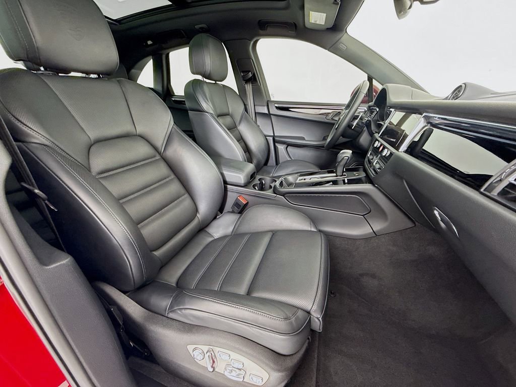 Certified 2025 Porsche Macan AWD/4WD image 32