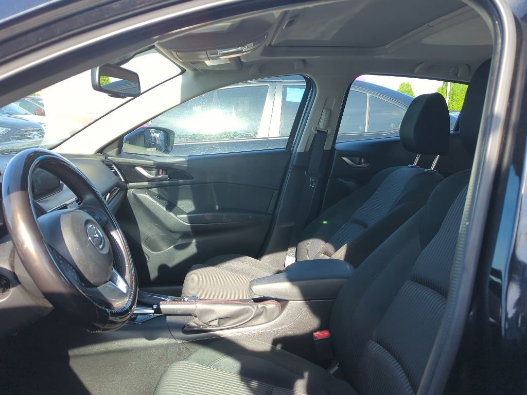 Used 2016 MAZDA MAZDA3 i Touring w/ Popular Equipment Package FWD image 4