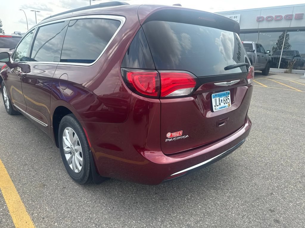 Used 2017 Chrysler Pacifica Touring-L FWD image 5