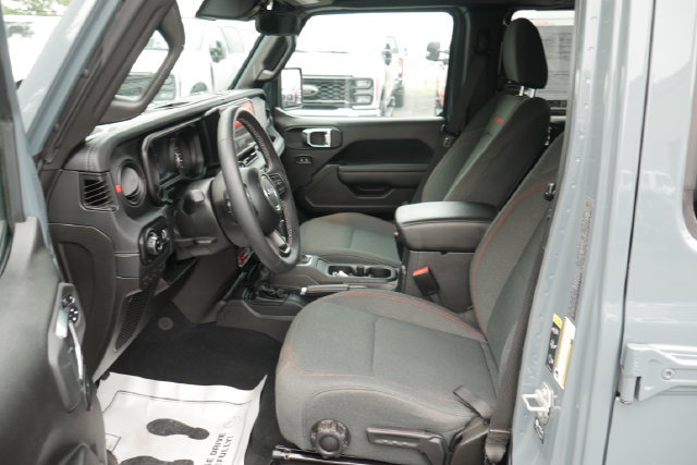 Used 2025 Jeep Gladiator Rubicon w/ Safety Group AWD/4WD image 2