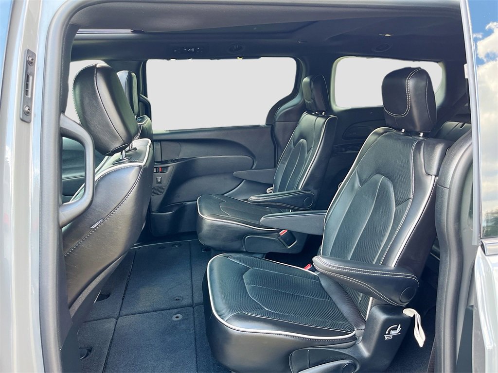 Used 2025 Chrysler Pacifica Limited image 24