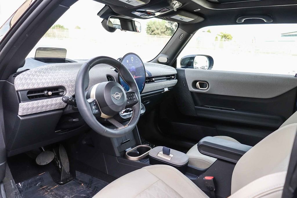 Used 2025 MINI Cooper 2-Door Hardtop image 16