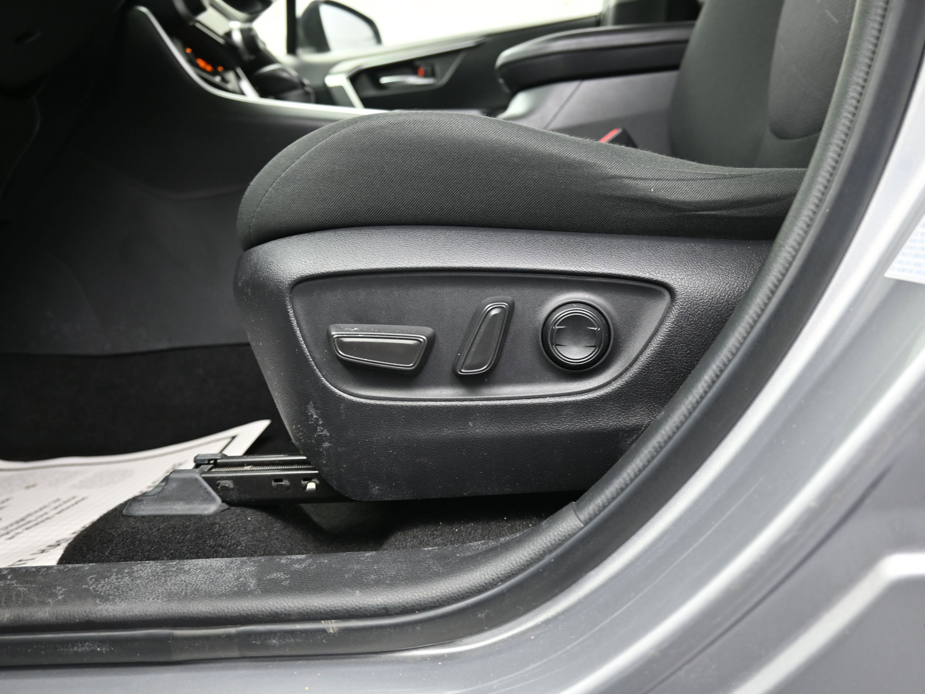 Used 2020 Toyota RAV4 XLE w/ Convenience Package image 17