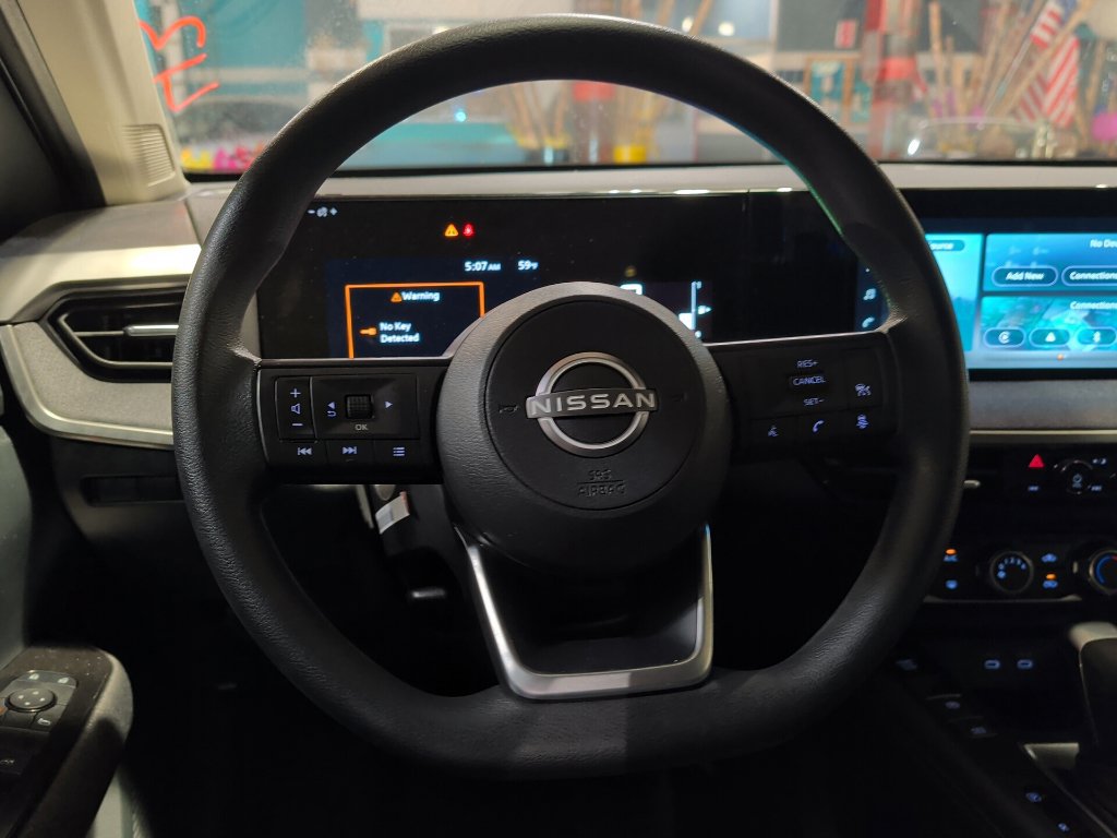 Used 2025 Nissan Kicks SV AWD/4WD image 2