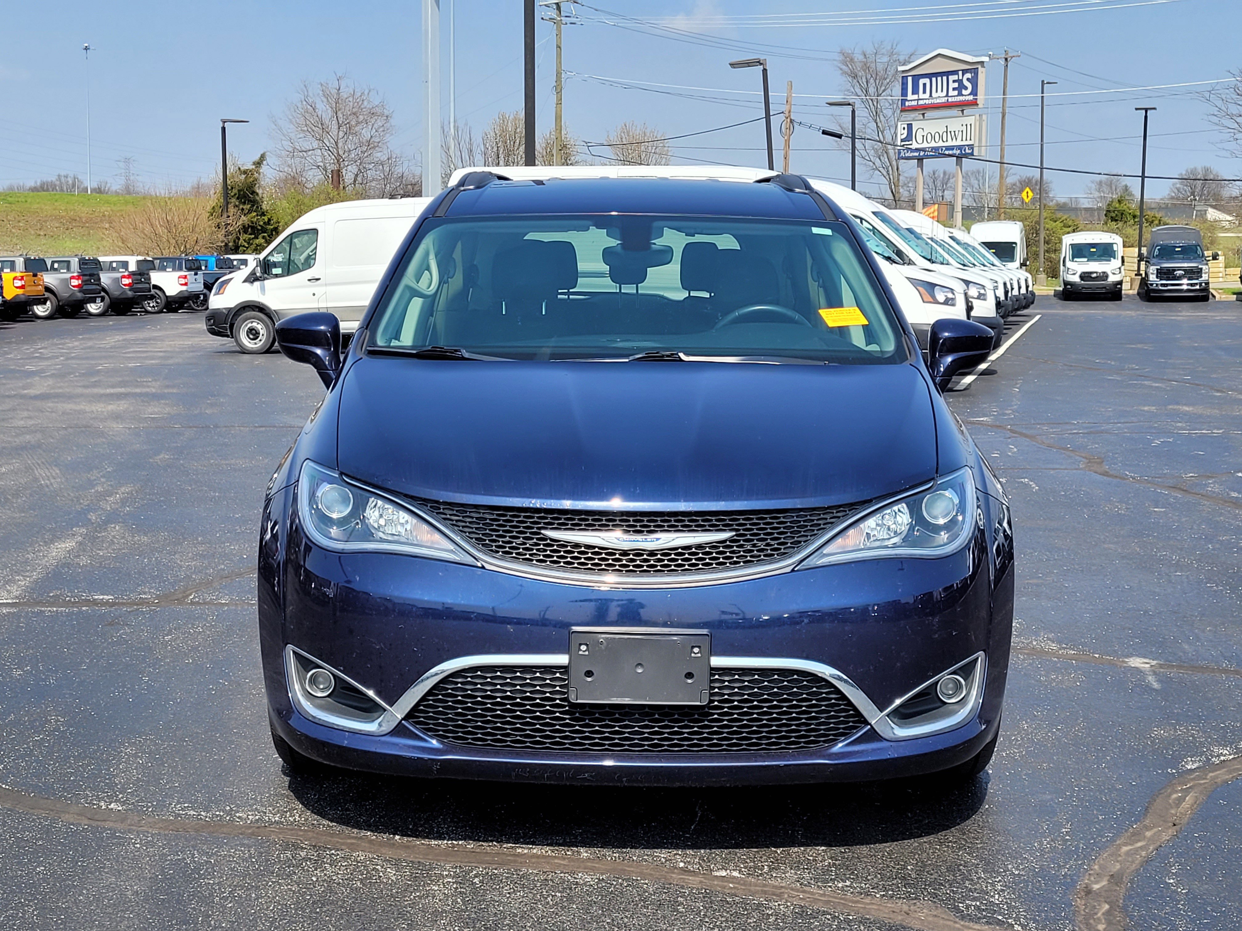 Used 2017 Chrysler Pacifica Touring-L w/ Tire & Wheel Group image 9