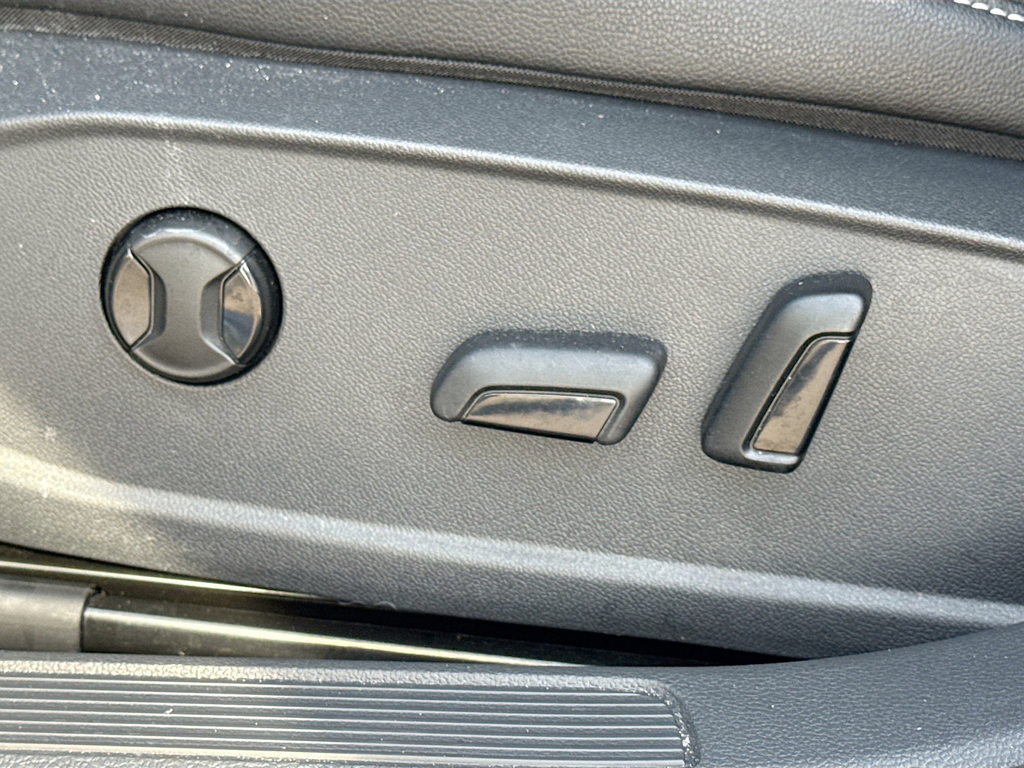 Used 2023 Volkswagen Jetta SE w/ Panoramic Sunroof Package image 23