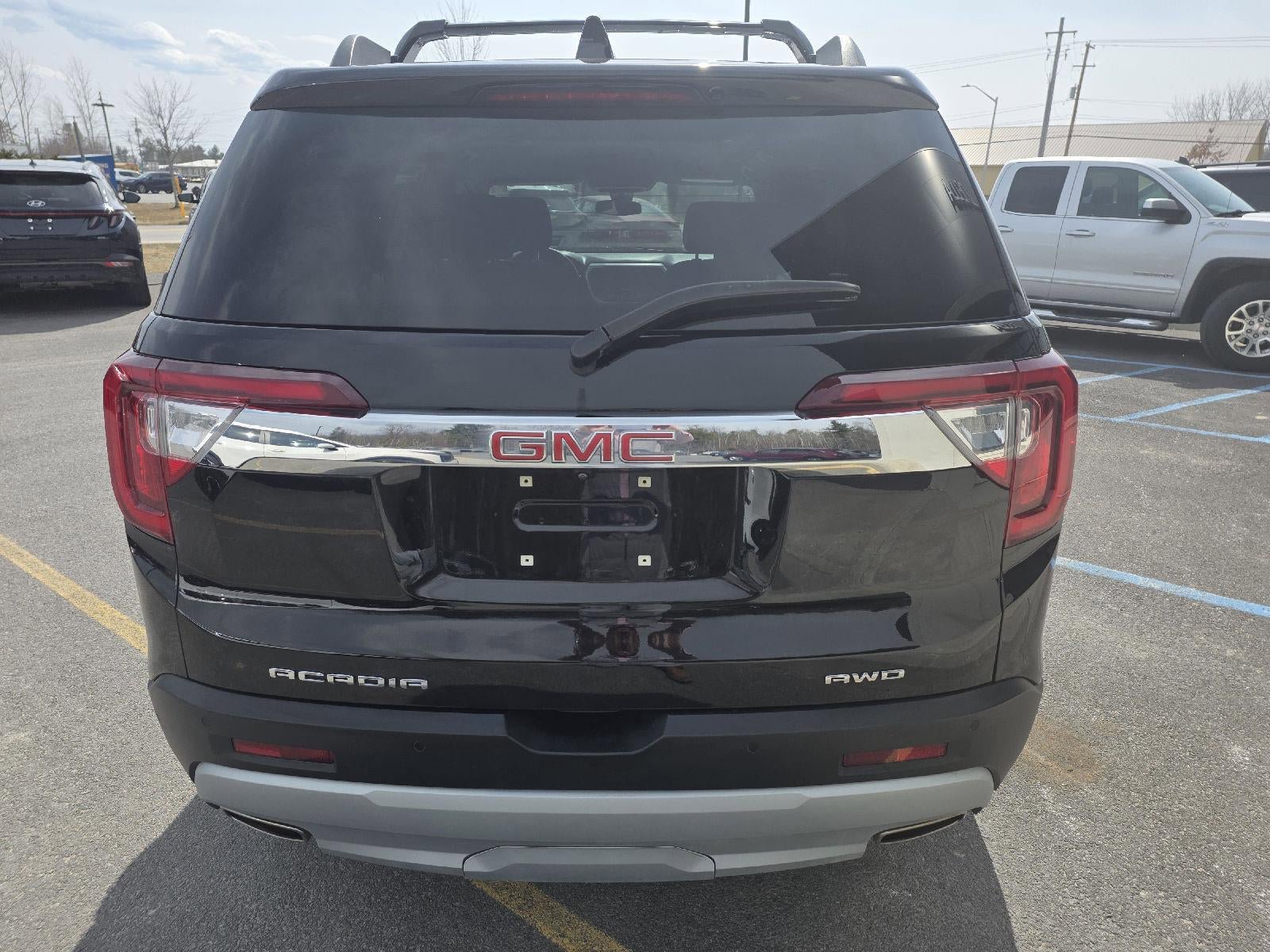 Used 2023 GMC Acadia SLE w/ Driver Convenience Package image 4