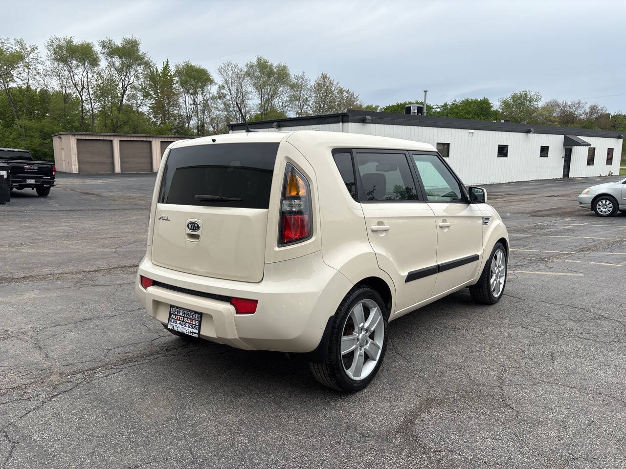 Used 2011 Kia Soul ! FWD image 5