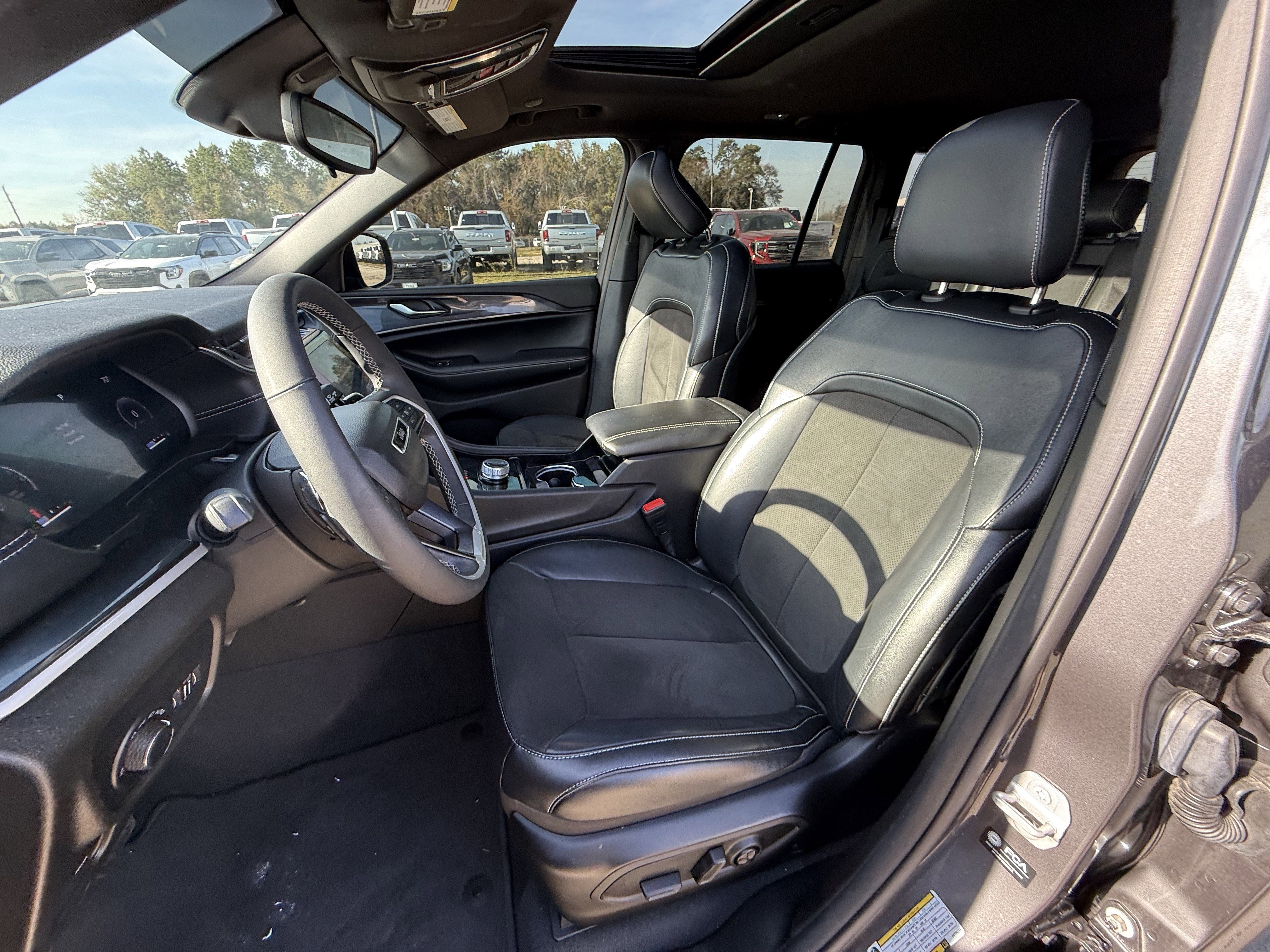 Used 2023 Jeep Grand Cherokee Altitude image 28