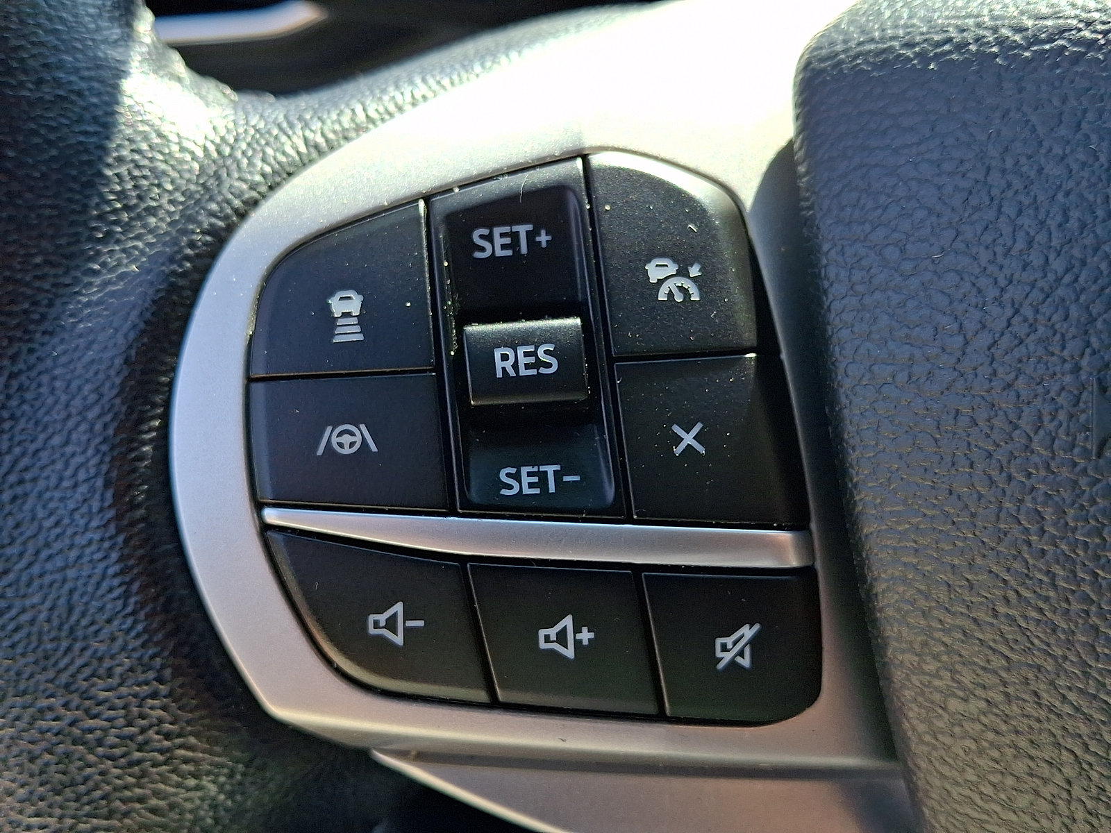 Used 2022 Ford Explorer XLT w/ Equipment Group 202A AWD/4WD image 24