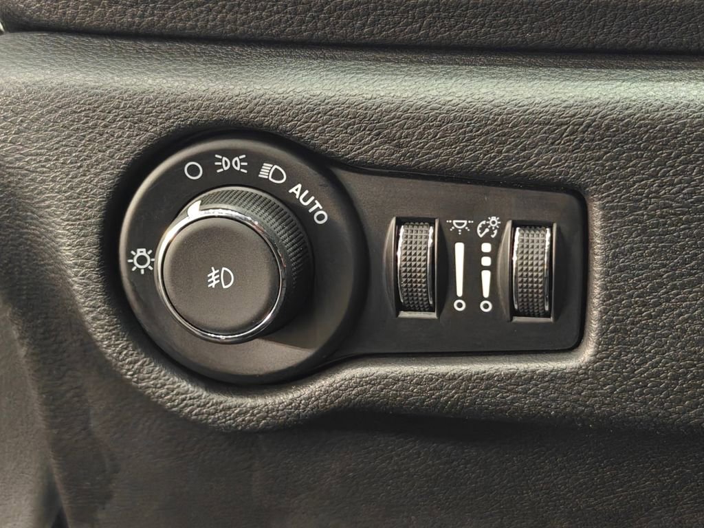 Used 2025 Chrysler Pacifica Limited image 59