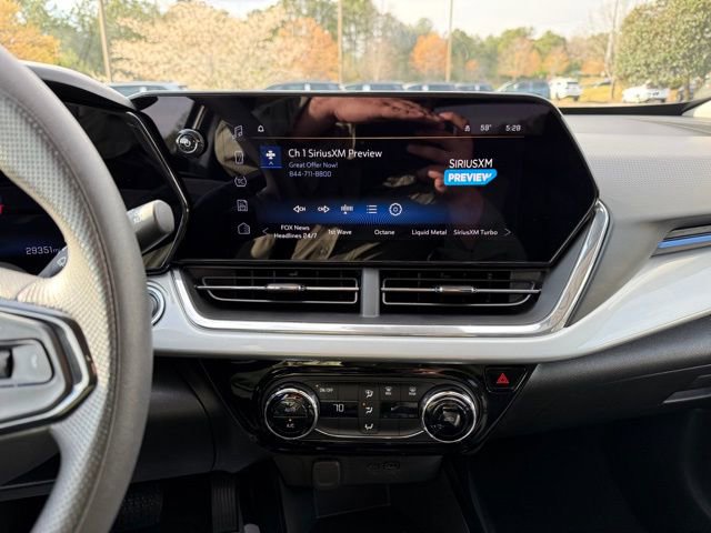 Used 2025 Chevrolet Trax LT FWD image 18