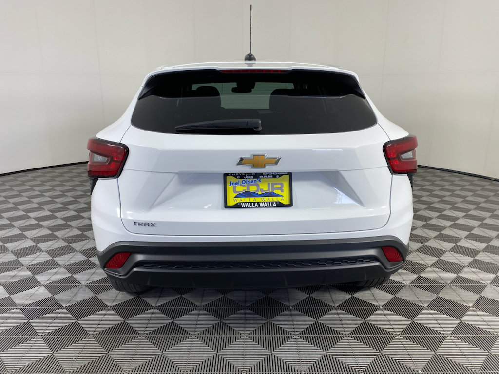 Used 2026 Chevrolet Trax LS FWD image 6