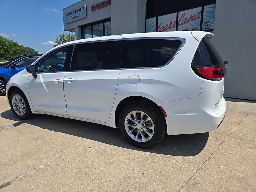 New 2027 Chrysler Pacifica Select w/ Family Tech Group AWD/4WD image 9