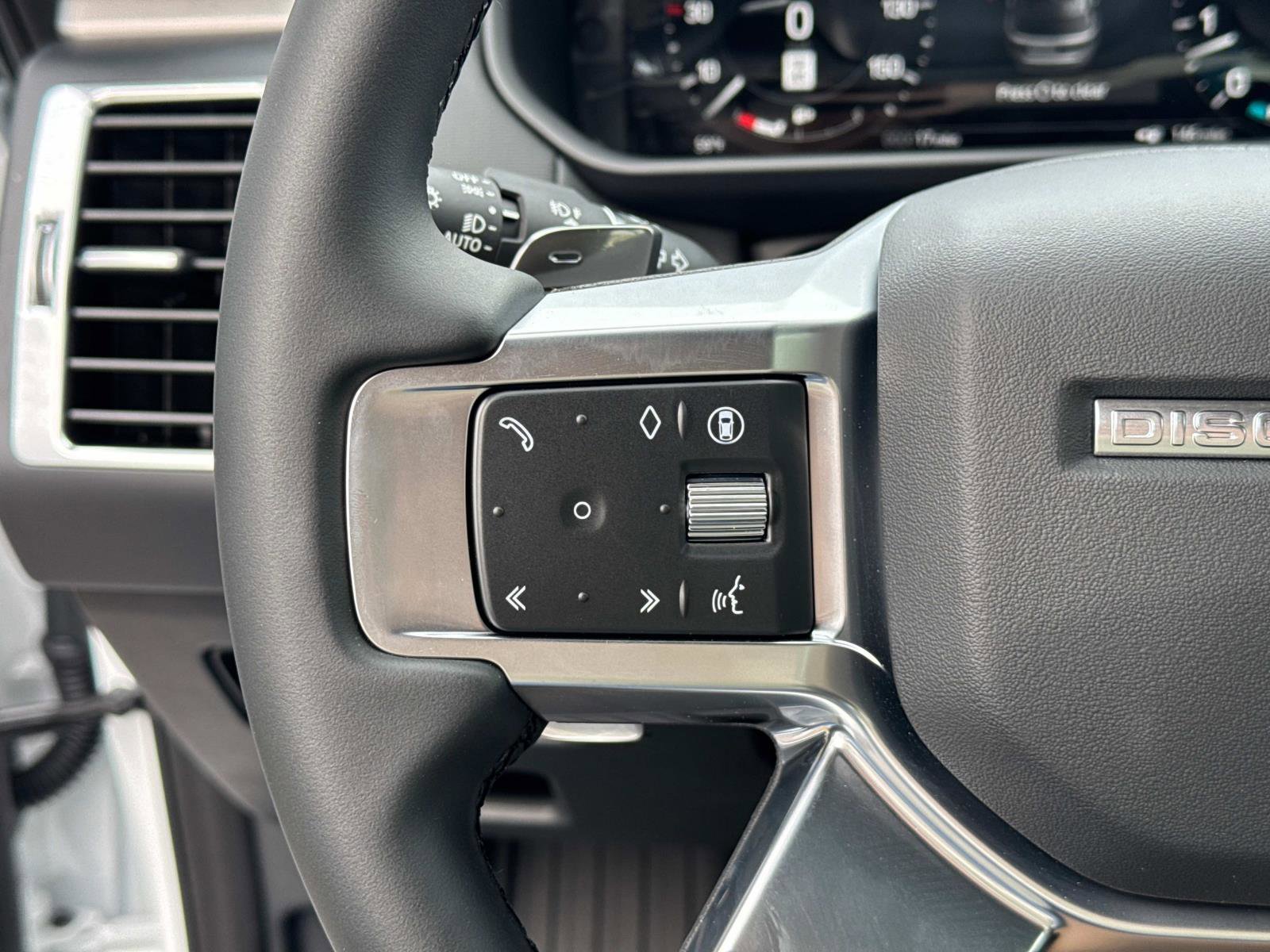 Certified 2025 Land Rover Discovery Dynamic SE image 28