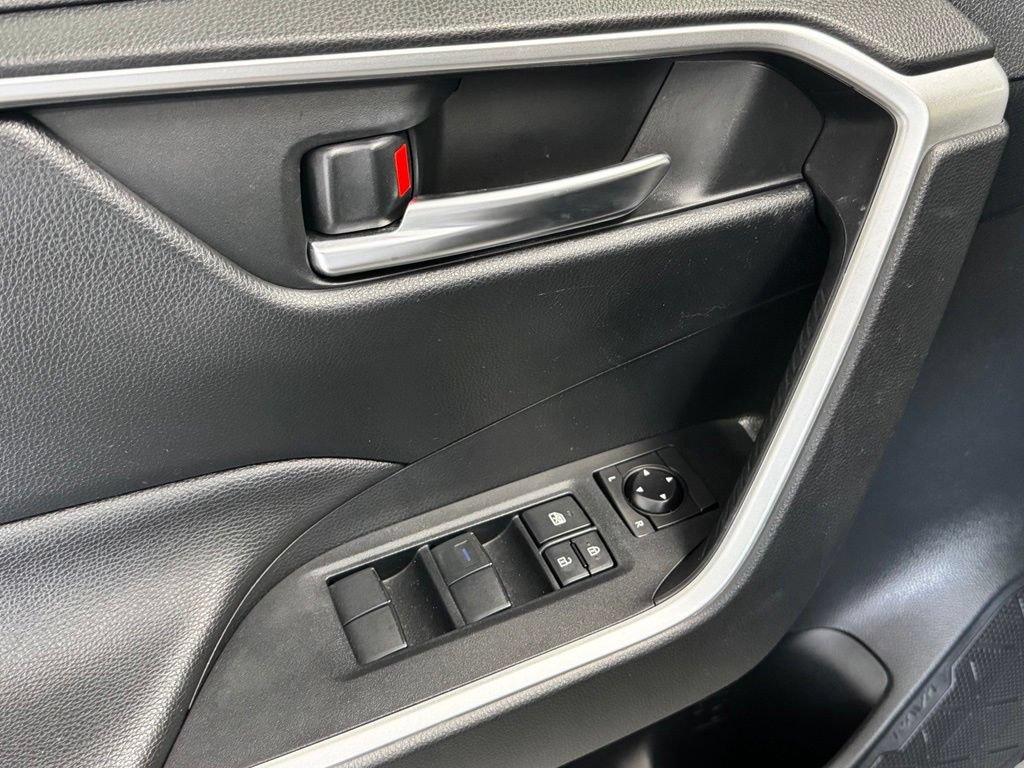 Used 2019 Toyota RAV4 XLE w/ Convenience Package FWD image 11