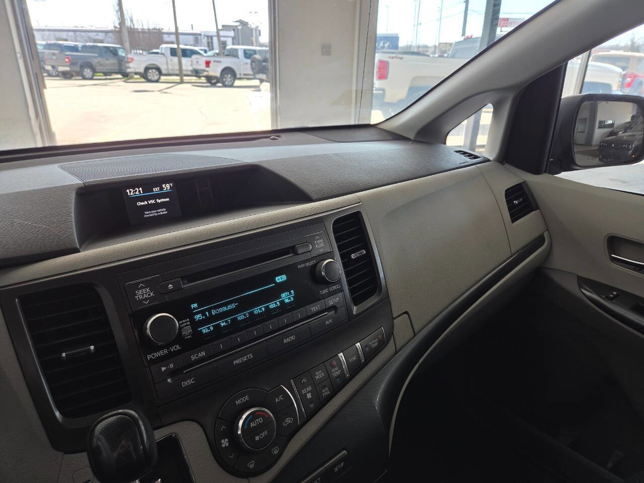 Used 2011 Toyota Sienna SE w/ Preferred Pkg FWD image 27