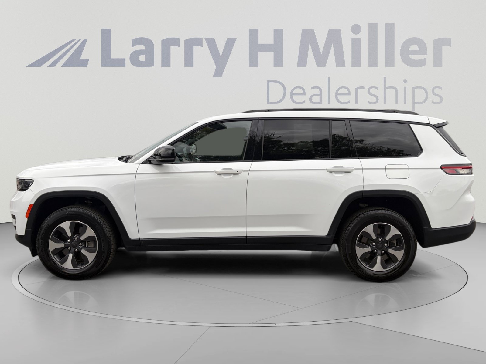 Used 2023 Jeep Grand Cherokee L Laredo AWD/4WD image 2