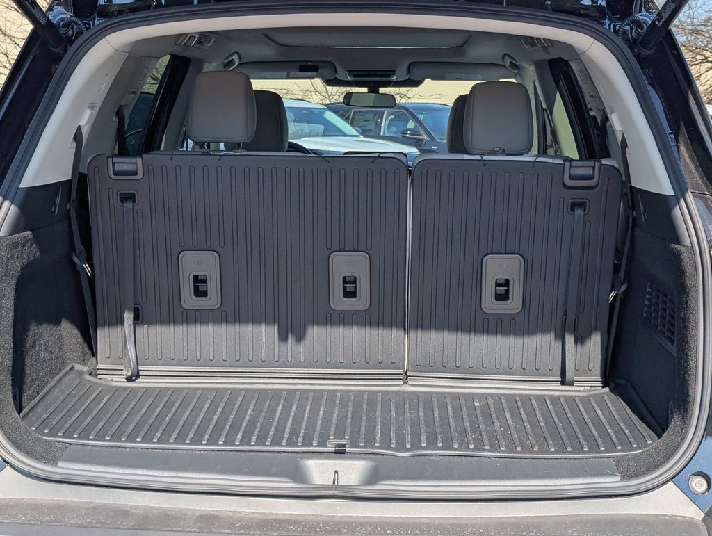 Used 2025 Nissan Pathfinder SV w/ SV Premium Package image 5