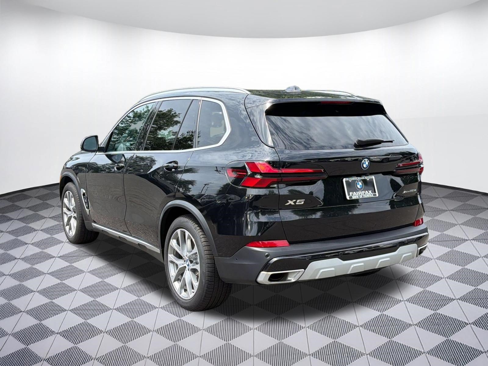 Used 2025 BMW X5 xDrive50e AWD/4WD image 3