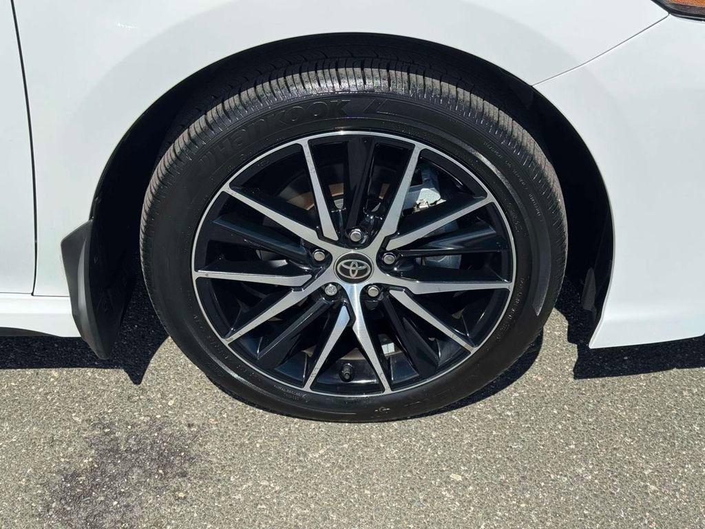 Used 2024 Toyota Camry SE w/ Cold Weather Package FWD image 9