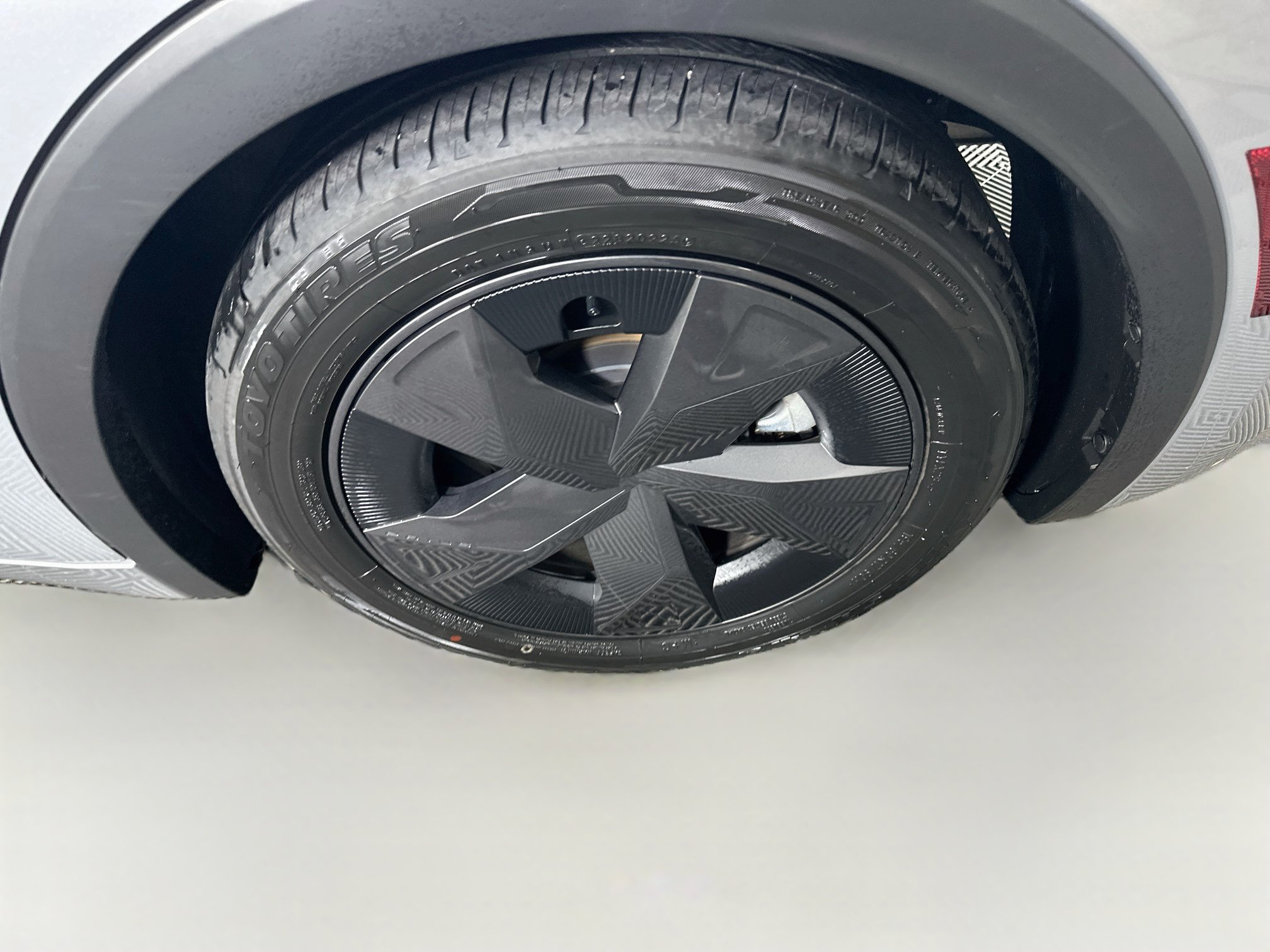 Used 2025 Toyota Prius LE FWD image 11