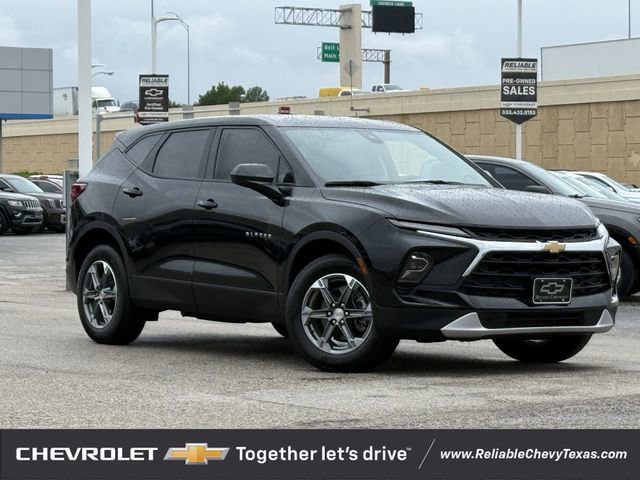 Used 2025 Chevrolet Blazer LT AWD/4WD image 2