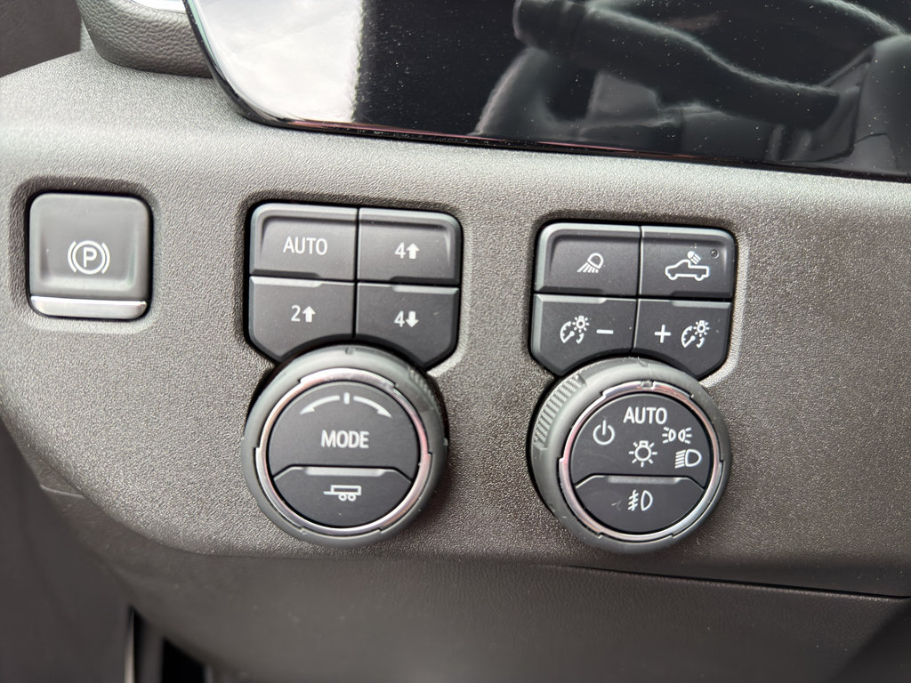 Used 2025 Chevrolet Silverado 1500 High Country AWD/4WD image 16