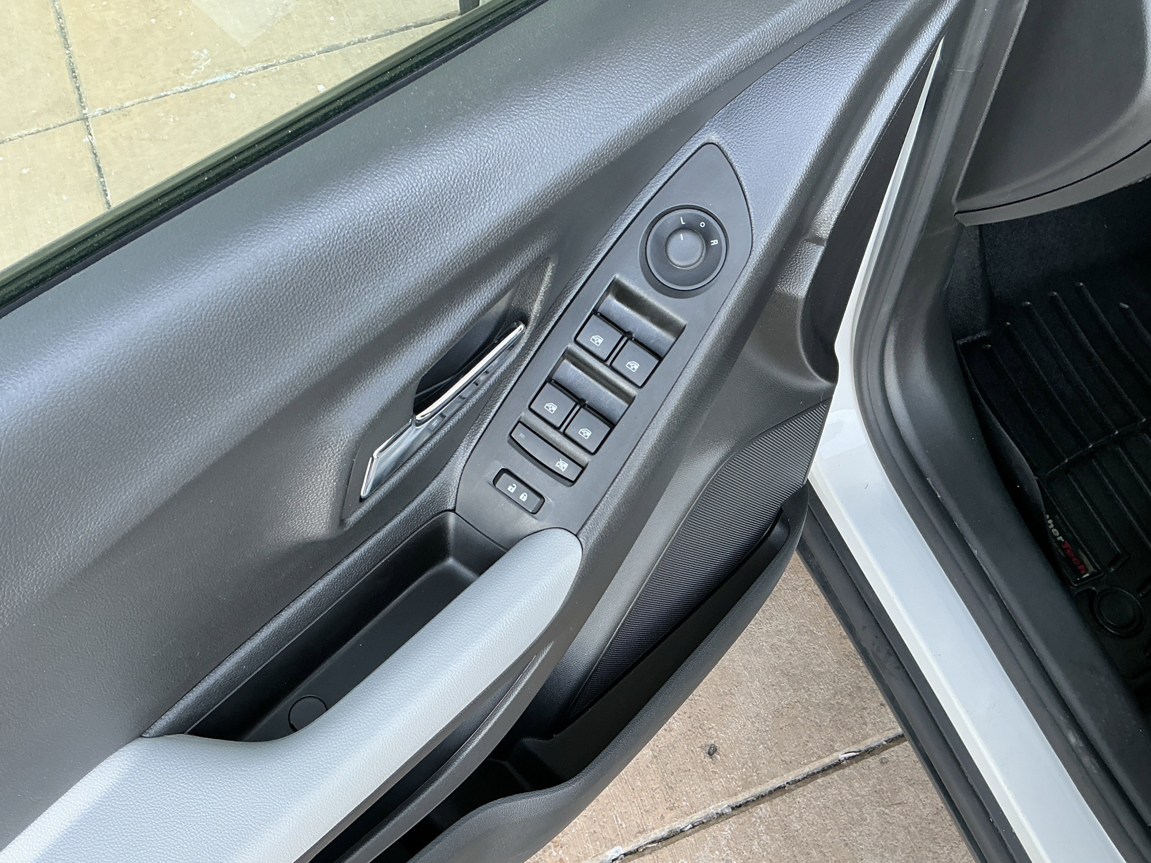 Used 2022 Chevrolet Trax LT w/ LT Convenience Package image 15