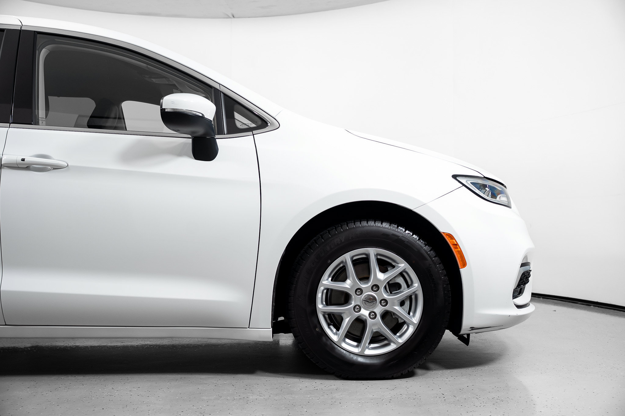 Used 2023 Chrysler Pacifica Touring-L FWD image 4