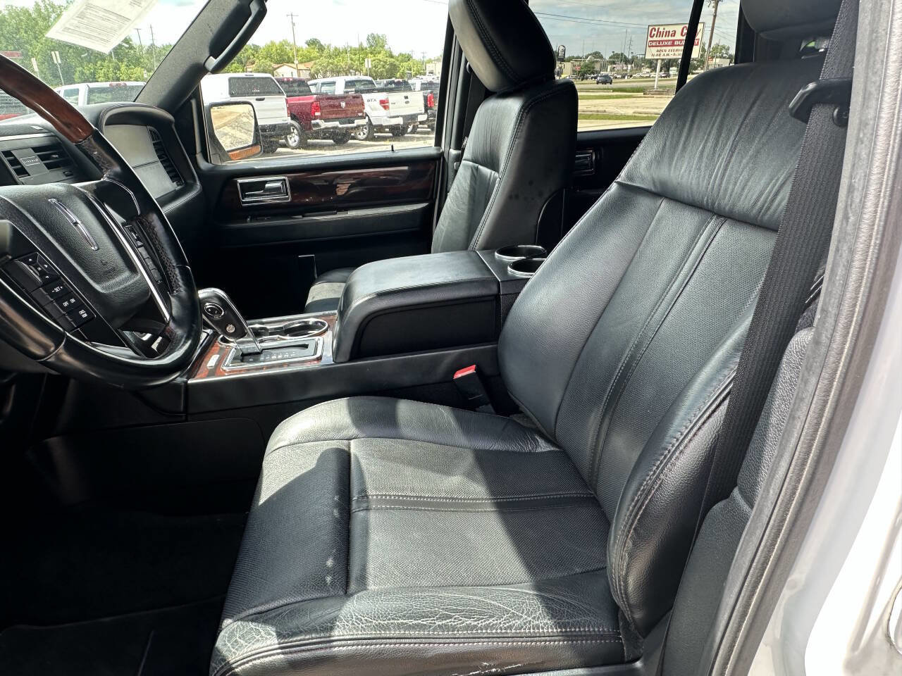 Used 2017 Lincoln Navigator Reserve RWD image 11