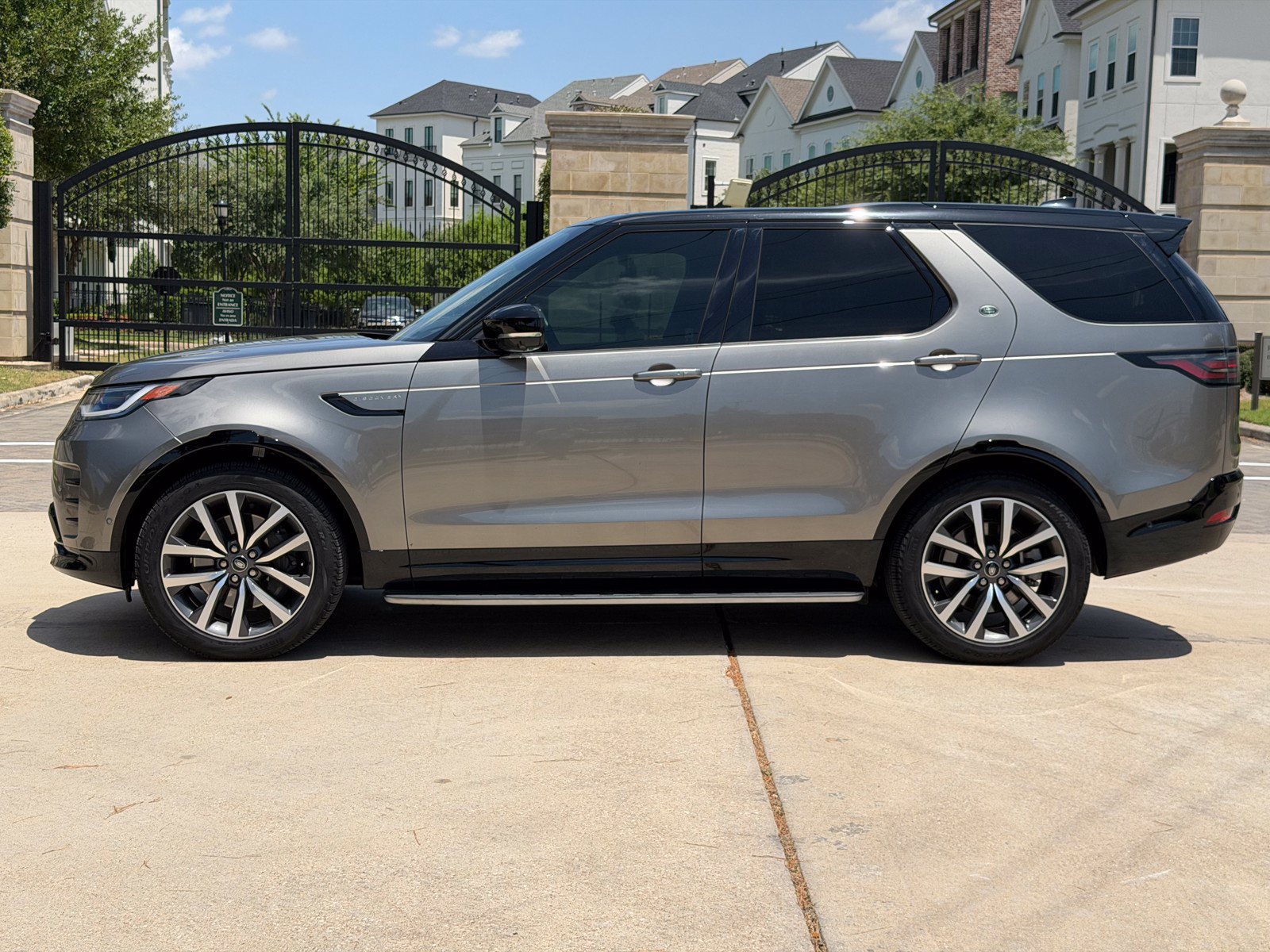 Used 2023 Land Rover Discovery S R-Dynamic AWD/4WD image 10