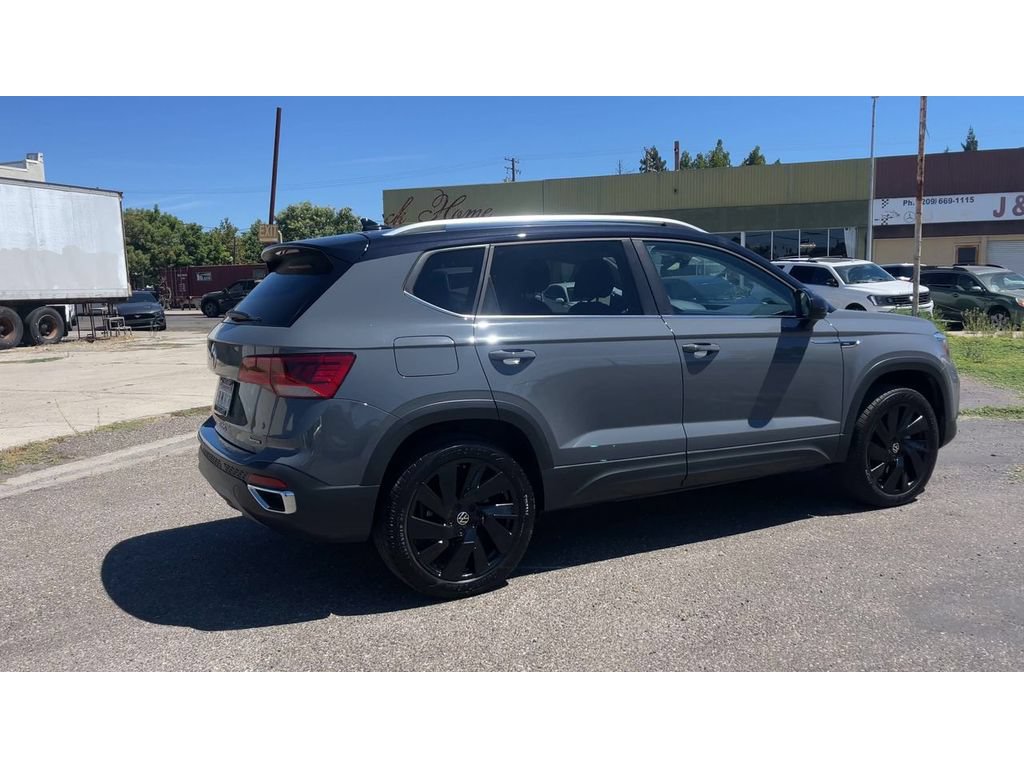 Used 2024 Volkswagen Taos SE w/ Panoramic Sunroof Package AWD/4WD image 3