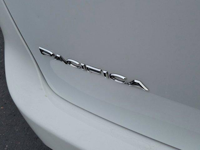 Used 2022 Chrysler Pacifica Touring-L image 6