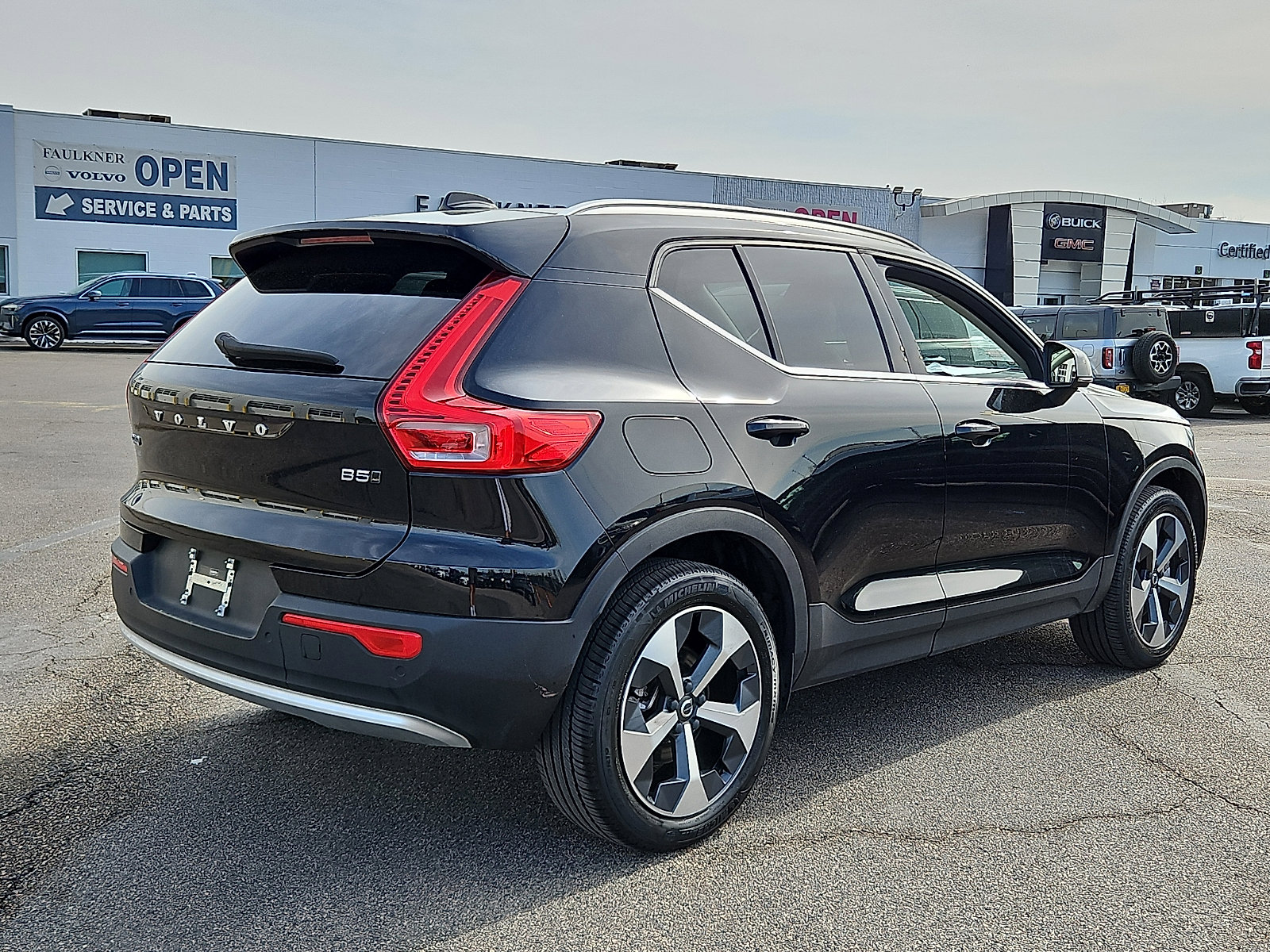 Certified 2023 Volvo XC40 B5 Plus w/ Climate Package image 6