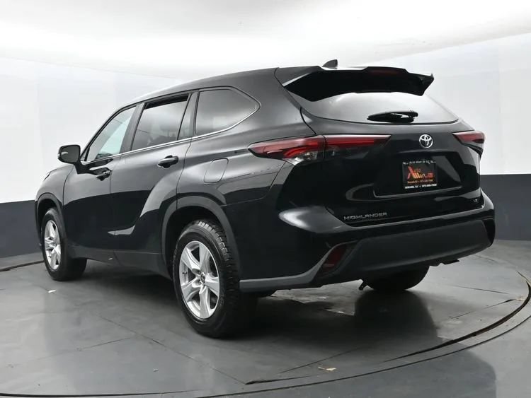 Used 2025 Toyota Highlander LE FWD image 9