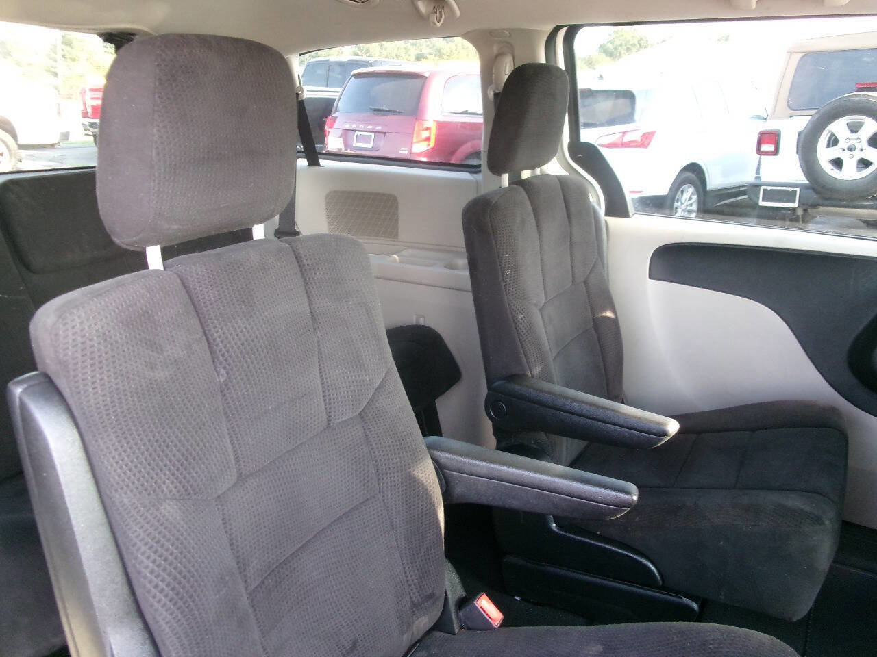 Used 2013 Dodge Grand Caravan SE image 23