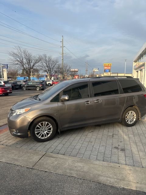 Used 2017 Toyota Sienna XLE image 14