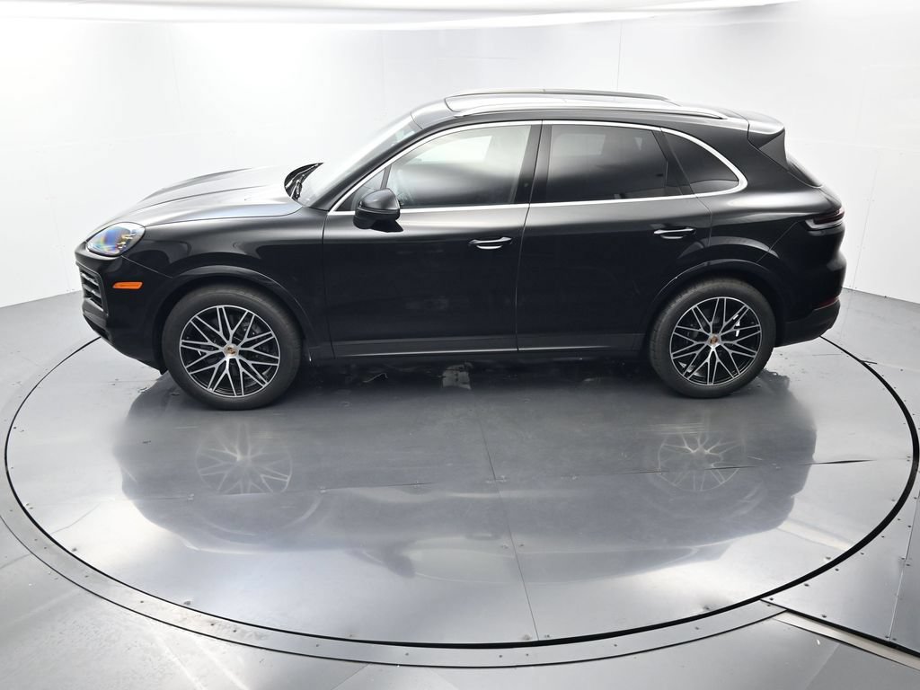 Certified 2025 Porsche Cayenne AWD/4WD image 32
