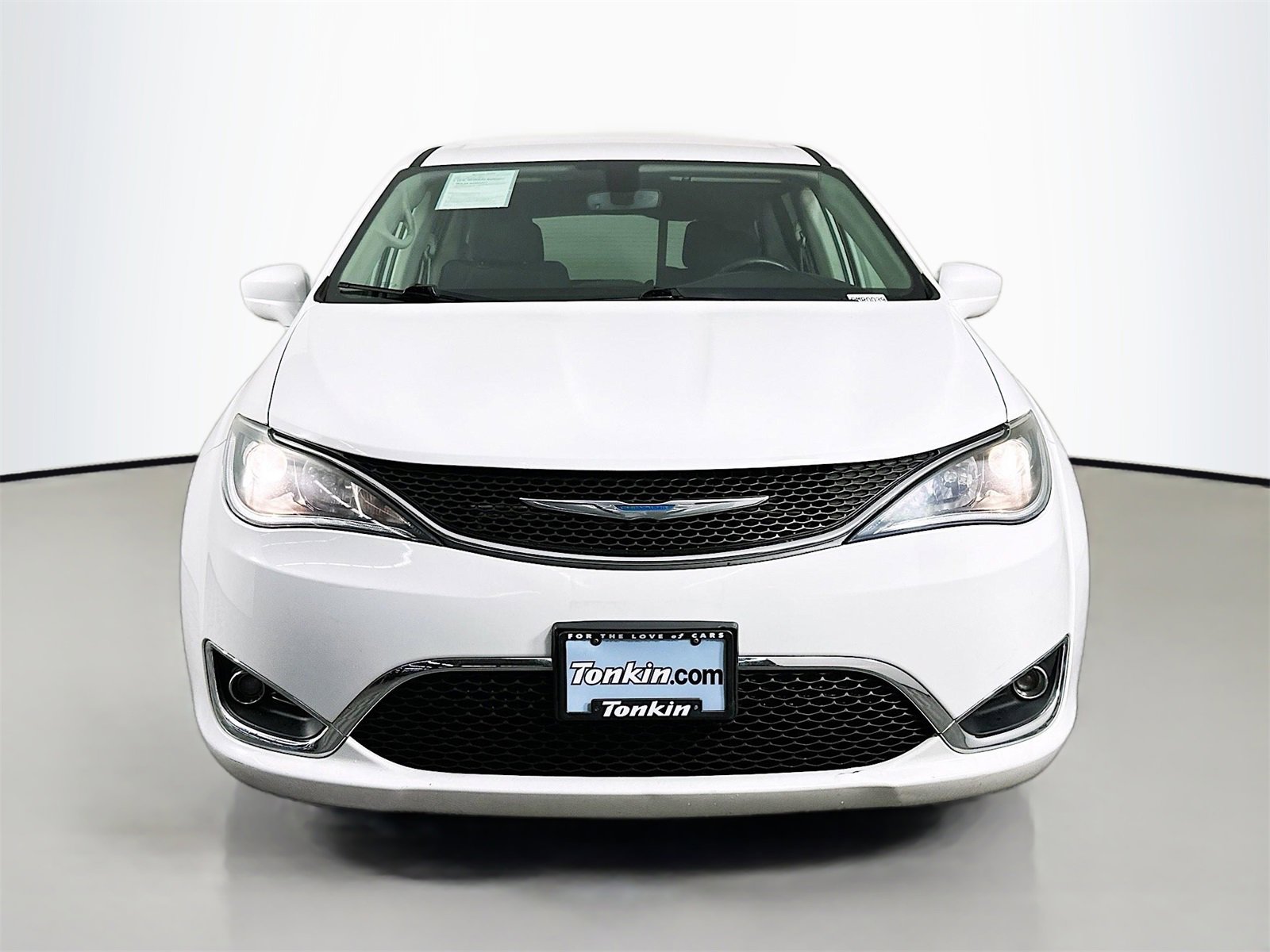 Used 2020 Chrysler Pacifica Touring image 2