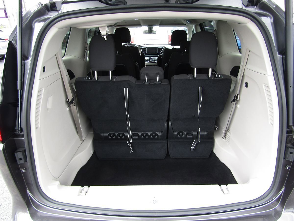 Used 2022 Chrysler Voyager LX FWD image 25