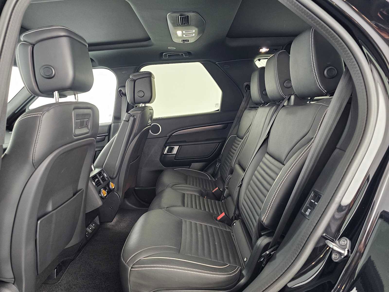 Used 2024 Land Rover Discovery Metropolitan Edition image 17