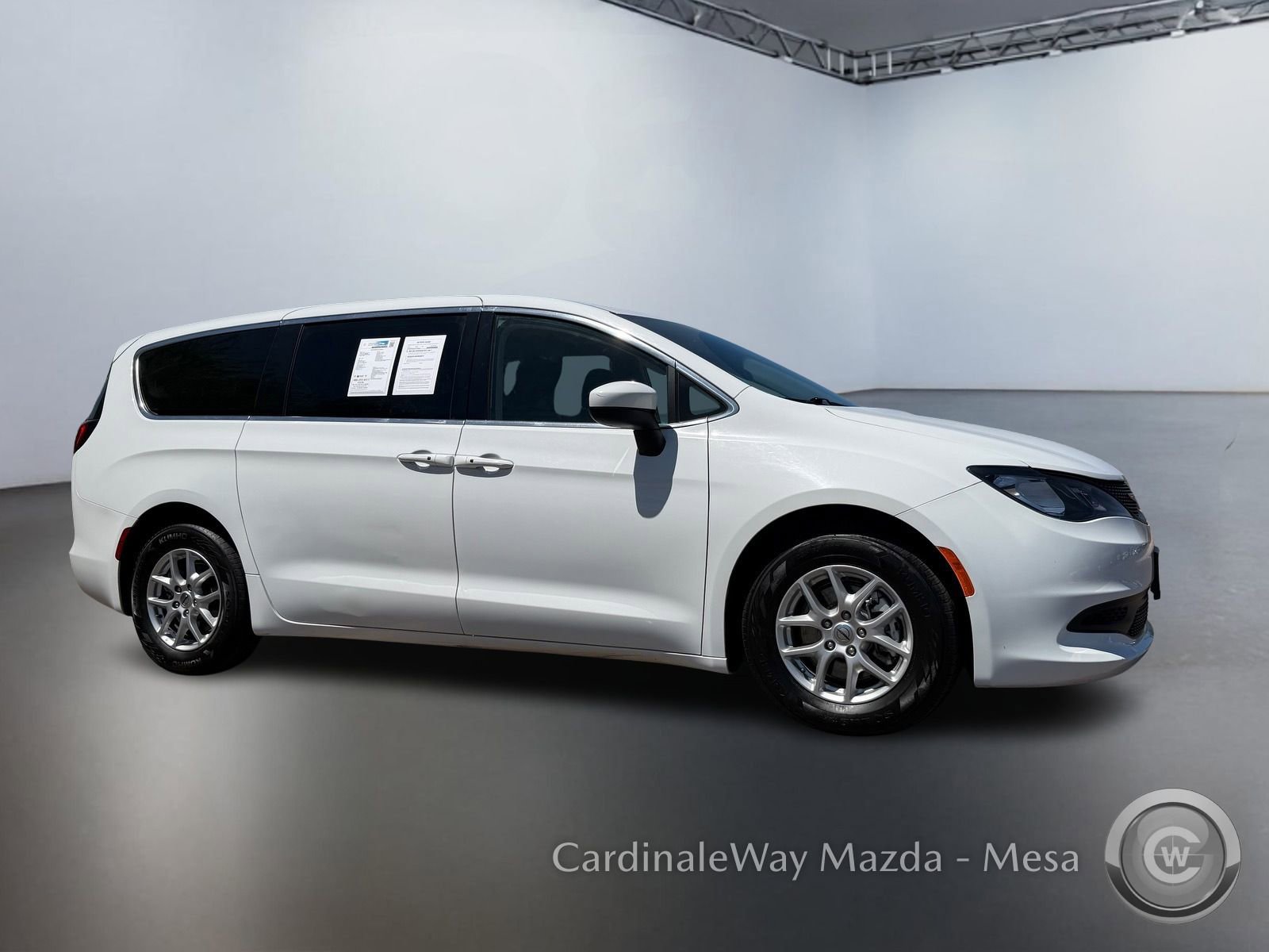 Used 2022 Chrysler Voyager LX image 2